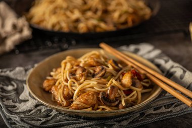 Çıtır tavuk ve mantarlı lezzetli şehriyeler.