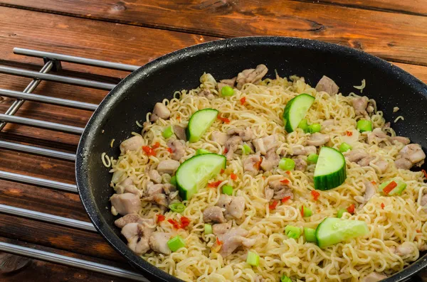 Fideos chinos con pollo — Foto de Stock