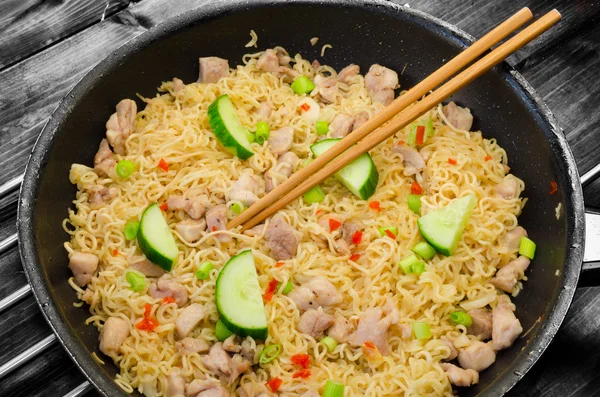 Chinese noodles with chicken — Stock Photo, Image