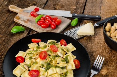 ev yapımı ravioli ile fesleğen pesto