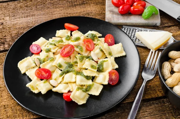 Hemlagad ravioli med basilikapesto — Stockfoto