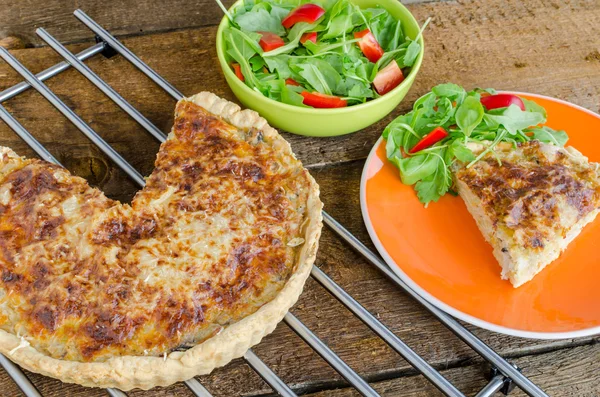 Quiche francés con queso y ensalada — Foto de Stock