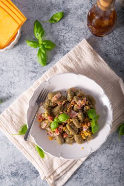 Jambon ve çedar peynirli ev yapımı ıspanaklı gnocchi.