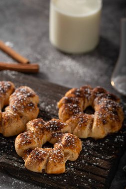 Tarçın ve şekerli orijinal Çek elmalı turta