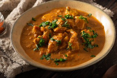 Baharatlı biberli baharatlı körili tavuk.