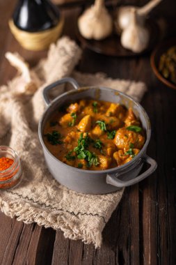 Baharatlı biberli baharatlı körili tavuk.