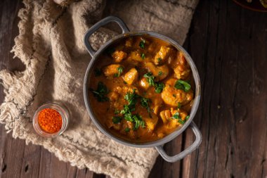 Baharatlı biberli baharatlı körili tavuk.