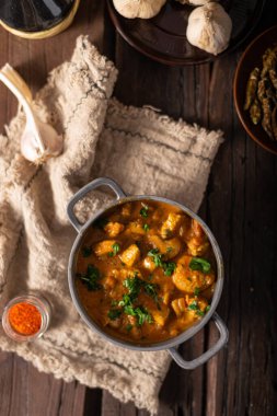 Baharatlı biberli baharatlı körili tavuk.