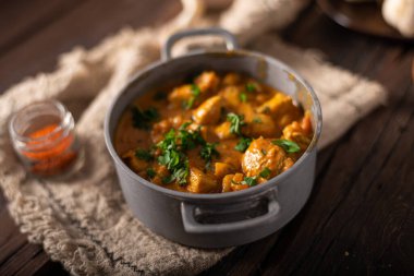 Baharatlı biberli baharatlı körili tavuk.