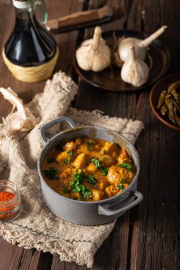 Baharatlı biberli baharatlı körili tavuk.