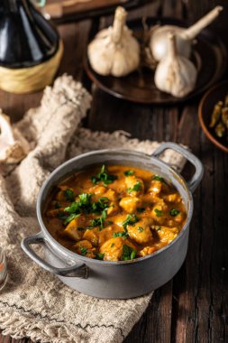 Baharatlı biberli baharatlı körili tavuk.