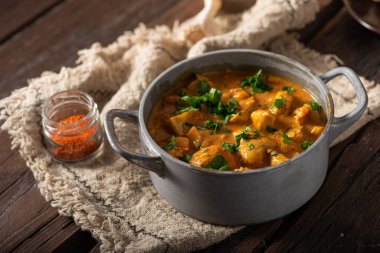 Baharatlı biberli baharatlı körili tavuk.