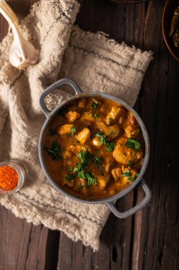 Baharatlı biberli baharatlı körili tavuk.