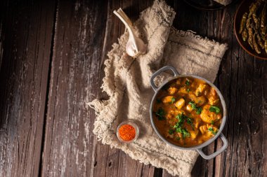 Baharatlı biberli baharatlı körili tavuk.