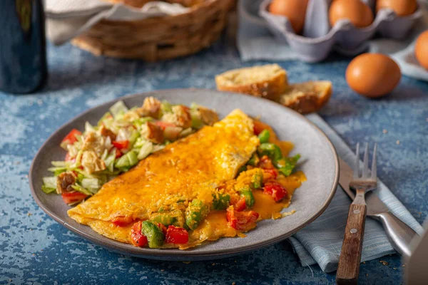 Deliciosa Tortilla Huevos Bio Con Pimientos Cheddar —  Fotos de Stock