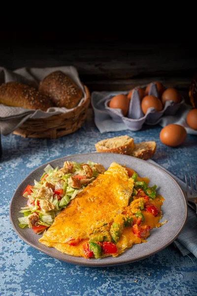 Deliciosa Omelete Bio Ovos Com Pimentas Cheddar — Fotografia de Stock