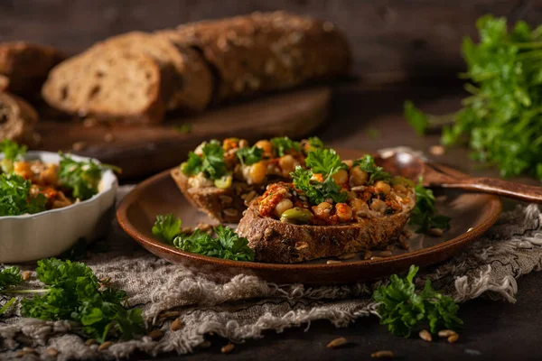 Comida Fresca Saudável Húmus Picante Com Pão — Fotografia de Stock