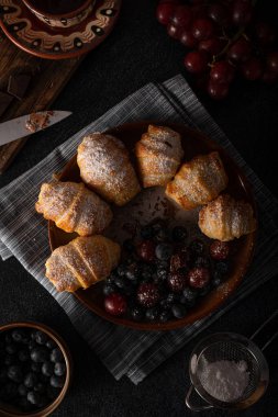 Çikolata dolu böğürtlenli pasta, hepsi ev yapımı.
