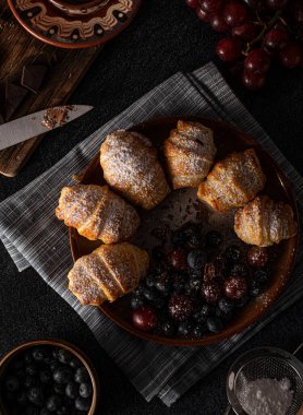 Çikolata dolu böğürtlenli pasta, hepsi ev yapımı.
