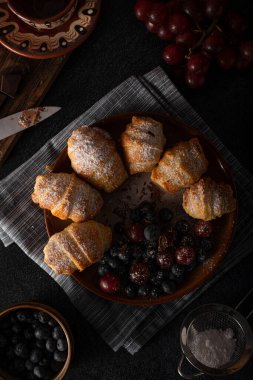 Çikolata dolu böğürtlenli pasta, hepsi ev yapımı.