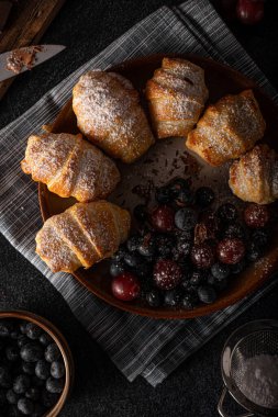Çikolata dolu böğürtlenli pasta, hepsi ev yapımı.