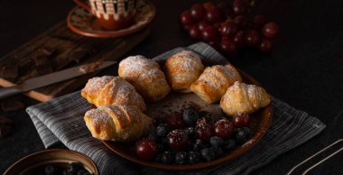 Çikolata dolu böğürtlenli pasta, hepsi ev yapımı.