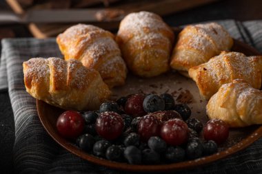 Çikolata dolu böğürtlenli pasta, hepsi ev yapımı.