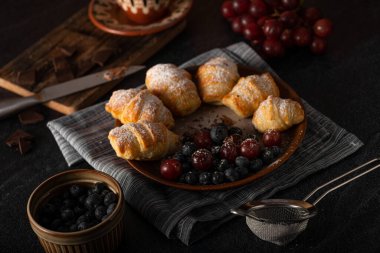 Çikolata dolu böğürtlenli pasta, hepsi ev yapımı.