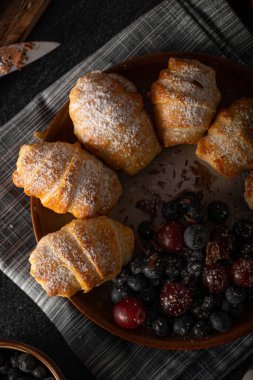 Çikolata dolu böğürtlenli pasta, hepsi ev yapımı.