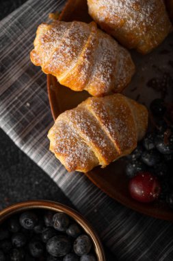 Çikolata dolu böğürtlenli pasta, hepsi ev yapımı.