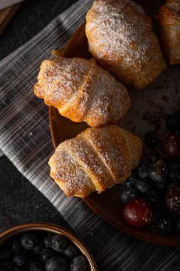 Çikolata dolu böğürtlenli pasta, hepsi ev yapımı.