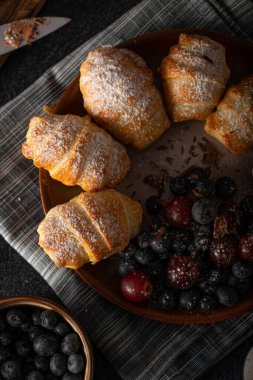 Çikolata dolu böğürtlenli pasta, hepsi ev yapımı.