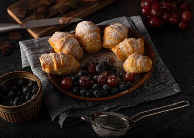 Çikolata dolu böğürtlenli pasta, hepsi ev yapımı.
