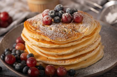 Amerikan krepleri ve böğürtlen ve akçaağaç şurubu.