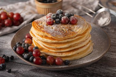 Amerikan krepleri ve böğürtlen ve akçaağaç şurubu.