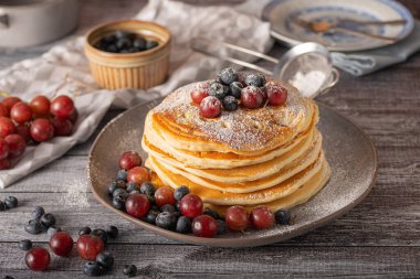 Amerikan krepleri ve böğürtlen ve akçaağaç şurubu.