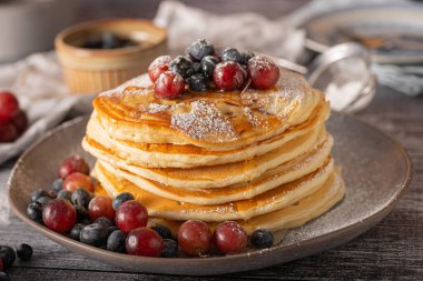 Amerikan krepleri ve böğürtlen ve akçaağaç şurubu.