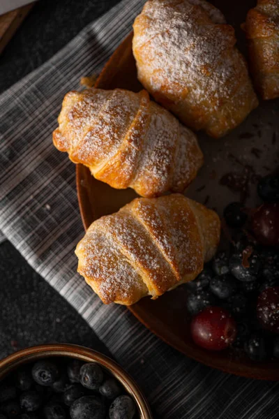 Çikolata dolu böğürtlenli pasta, hepsi ev yapımı.