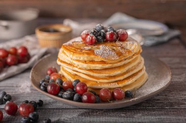 Amerikan krepleri ve böğürtlen ve akçaağaç şurubu.