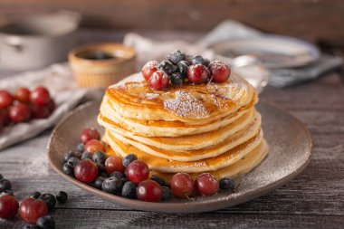 Amerikan krepleri ve böğürtlen ve akçaağaç şurubu.