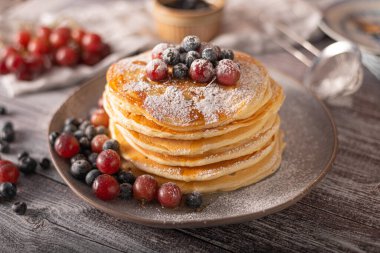 Amerikan krepleri ve böğürtlen ve akçaağaç şurubu.