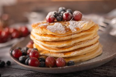 Amerikan krepleri ve böğürtlen ve akçaağaç şurubu.