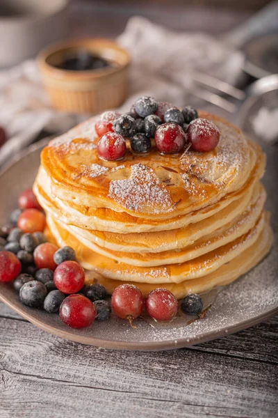 Amerikanische Pfannkuchen Mit Beeren Und Ahornsirup — Stockfoto