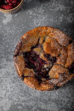 Taze böğürtlenli ve limonlu lezzetli turta