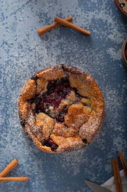 Taze böğürtlenli ve limonlu lezzetli turta
