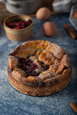 Taze böğürtlenli ve limonlu lezzetli turta