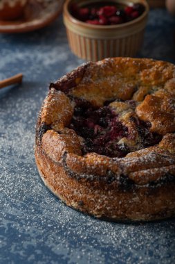 Taze böğürtlenli ve limonlu lezzetli turta