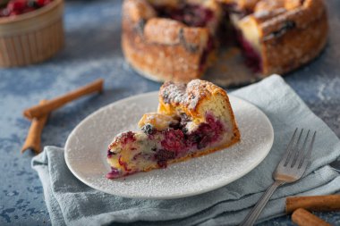 Taze böğürtlenli ve limonlu lezzetli turta