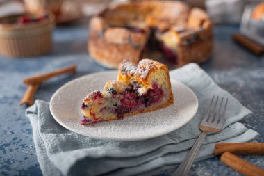 Taze böğürtlenli ve limonlu lezzetli turta