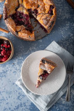 Taze böğürtlenli ve limonlu lezzetli turta